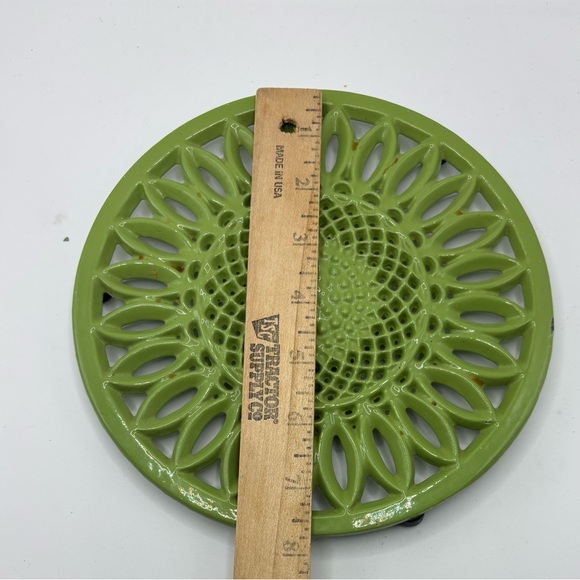 Vintage Green Enamel Cast Iron Trivet Sunburst Daisy Retro Kitchen Decor 7.5” - Picture 3 of 3